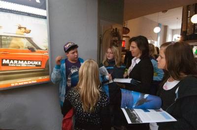 Barbara Richstein im Gesprch mit Schlern zum Thema Klimaschutz. (Photograph: Werner Schmidt)