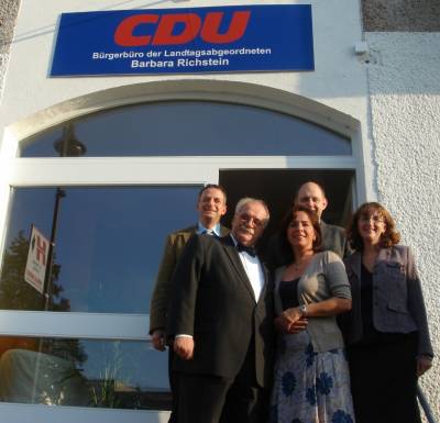 ...stehend von links nach rechts: Thomas Zylla (Stellvertretender Vorsitzender der CDU Falkensee, Stellvertretender Brgermeister in Falkensee), Konrad Birkholz (Bezirksbrgermeister von Spandau), Barbara Richstein, Roger Lewandowski (Vorsitzender des CDU Stadtverbandes Falkensee, Stellvertretender Landrat des Landkreises Havelland), Daniela Zienitz (Fraktionsvorsitzende der CDU-Fraktion in der SVV der Stadt Falkensee)