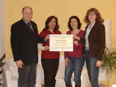 Am 3. Dezember 2010 berreichten die CDU Landtagsabgeordnete Barbara Richstein, der CDU- Stadtverbandsvorsitzende Roger Lewandowski und die CDU- Fraktionsvorsitzende Daniela Zienitz in der CDU- Geschftsstelle, Bahnhofstrae 54 in Falkensee, Frau Ross vom Verein Traglinge e.V. Havelland & Berlin Spandau einen Scheck ber 320  zur Untersttzung der Arbeit des Vereins.