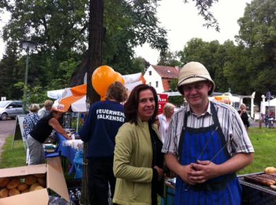 Barbara Richstein und Roger Lewandowski, Vorsitzender der CDU Falkensee, bei ihrem 12. Familienfest am Falkenhagener See in Falkensee. 