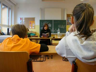 Barbara Richstein war zu Gast beim Vorlesetag an der Europaschule am Gutspark in Falkensee. Dabei drfte nicht nur sie lesen, sondern bekam auch von Schlern vorgelesen. Die Jngsten aus Klasse eins lasen ihr auf Deutsch und die Schler der vierten und der sechsten Klasse sogar auf Englisch vor. 