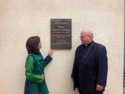 Zu Ehren von Pfarrer Tomberge wurde am 13. Oktober 2013 in Falkensee eine Gedanktafel eingeweiht.