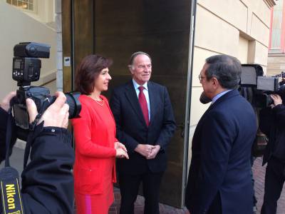 Der Parlamentsprsident Gunter Fritsch und die Vorsitzende des Ausschusses fr Europaangelegenheiten und Entwicklungspolitik Barbara Richstein empfangen gemeinsam  den ersten offiziellen Gast im neuen Landtagsgebude in Potsdam, seine Exzellenz, den Botschafter der Portugiesischen Republik, Lus de Almeida Sampaio.