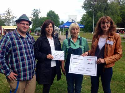 Am 10. Mai 2014 berreichten die CDU-Landtagsabgeordnete Barbara Richstein und die CDU-Fraktionsvorsitzende Daniela Zienitz auf dem Gelnde des Jugendclubs Saftladen in der Geschwister-Scholl-Strae 1 in Falkensee, Frau Voigtle, der Streetworkerin von dem MIKADO e.V., einen Scheck ber 400 .  Mit der Summe soll der Wiederaufbau des Jugendklubs Saftladen, der durch den Brand Ende April zerstrt wurde, untersttzt werden.