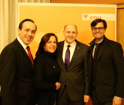 v. l. n. r.: Ingo Senftleben MdL, Vorsitzender der CDU-Fraktion im Landtag Brandenburg; Barbara Richstein MdL, Roger Lewandowski, 1. Beigeordneter Landkreis Havelland und Landratskandidat; Sven Petke MdL, Kommunalpolitischer Sprecher
CDU-Fraktion im Landtag Brandenburg (Quelle: CDU-Fraktion im Landtag Brandenburg)