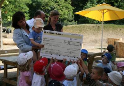 Gewinner des BRAWO-Kindermalwettbewerbs erhielten Preise - Scheckbergabe an KiTa \