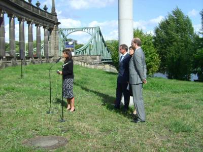 Barbara Richstein hlt die Rede anlsslich der Gedenkveranstaltung zum Mauerbau an der Glienicker Brcke in Potsdam