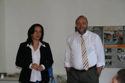 Barbara Richstein und der Beauftragte der Bundesregierung fr Menschenrechte und humanitre Hilfe, Gnter Nooke MdB whrend der Ausstellungserffnung im Falkenseer Haus am Anger.