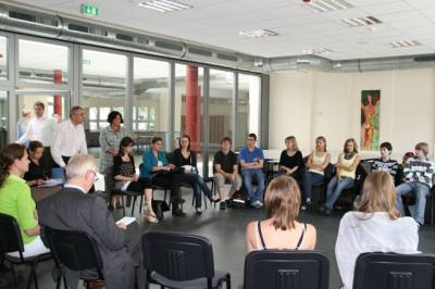 Die Gymnasiasten diskutierten mit den Politikern und Zeitzeugen ber die Schlsselelemente der Demokratie.