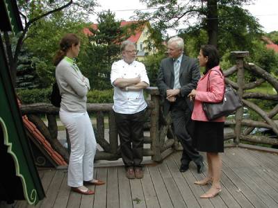 Bei einem Rundgang durch das Falkenseer Hexenhaus erkundigten sich Barbara Richstein, MdL, Dr. Saskia Funck, CDU-Landtagsfraktionschefin, Dieter Dombrowski, CDU-Generalsekretr, beim Gastronom Edmund Becker ber die Sanierung des Hauses.