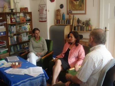 Barbara Richsteun und Dr. Saskia Funck im Gesprch mit dem Pfarrer der Evangelischen Kirchengemeinde Falkensee-Falkenhagen, Olaf Schmidt, in dessen Zentrum neben dem zu geringen Personalschlssel in den brandenburgischen Kindertagessttten das Defizit an Kindergartenpltzen in Falkensee stand.