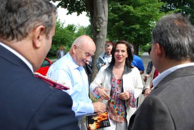 Barbara Richstein und Jrg Schnbohm (Innenminister des Landes Brandenburg) whrend der Feierlichkeiten zum 100. Geburtstag der Freiwilligen Feuerwehr Dallgow-Dberitz.