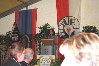 Barbara Richstein whrend ihrer Rede zum 100. Geburtstag der Freiwilligen Feuerwehr Dallgow-Dberitz.