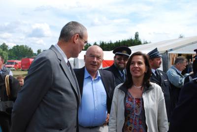 Barbara Richstein, Jrg Schnbohm (Innenminister des Landes Brandenburg), Michael Hornhardt (CDU Dallgow-Dberitz) whrend der Feierlichkeiten zum 100. Geburtstag der Freiwilligen Feuerwehr Dallgow-Dberitz.