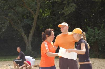 Katarzyna Debicka (Kreisvorsitzende der JU HVL und Organisatorin des Turniers) gratuliert Barbara Richstein, der Kapitnin der Siegermannschaft