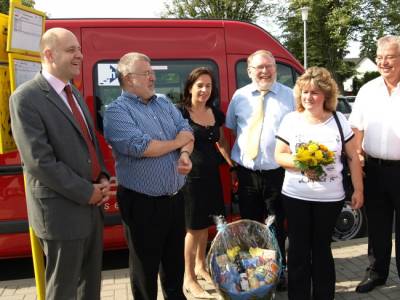 v.l.: Roger Lewandowski (Vizelandrat des Landkreises HVL), Rainer Bretschneider (Staatssekretr im Infrastrukturministerium), Barbara Richstein, Wilhelm Garn (Brgermeister der Gemeinde Brieselang), Astrid Nozewnik (BBB-Fahrgast), Gnter Lder (BBB-Geschftsfhrer)