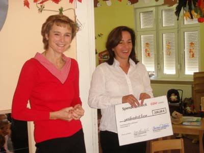 Die CDU-Landtagsabgeordnete Barbara Richstein bergab den Erls des CDU-Familienfestes vom 12. September 2009 an die Kita Falkennest in Falkensee.