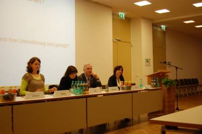 Mehr als 120 Mitglieder aus den Kreisverbnden Potsdam, Potsdam-Mittelmark, Brandenburg an der Havel, Havelland, Prignitz und Ostprignitz-Ruppin diskutierten fast 2,5 Stunden mit dem Generalsekretr der CDU Brandenburg Dieter Dombrowski, den stellvertretenden Landesvorsitzenden Barbara Richstein und Dr. Saskia Ludwig sowie der Parteienforscherin Dr. Viola Neu ber die Analyse der Wahl, Ursachen des Ergebnisses und Konsequenzen fr die zuknftige Ausrichtung der politischen Arbeit.