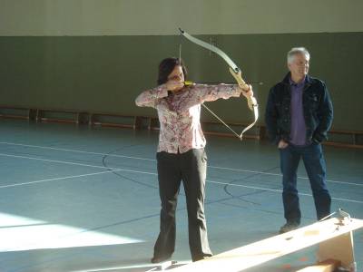 Prventionstag in der Erich-Kstner-Schule in Falkensee am 25. Mrz 2010 - beim Bogenschieen...