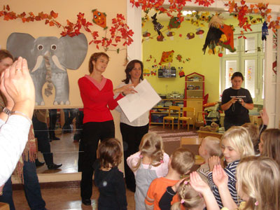 Barbara Richstein mit Kindern der Kita Falkennest bei der Spendenübergabe