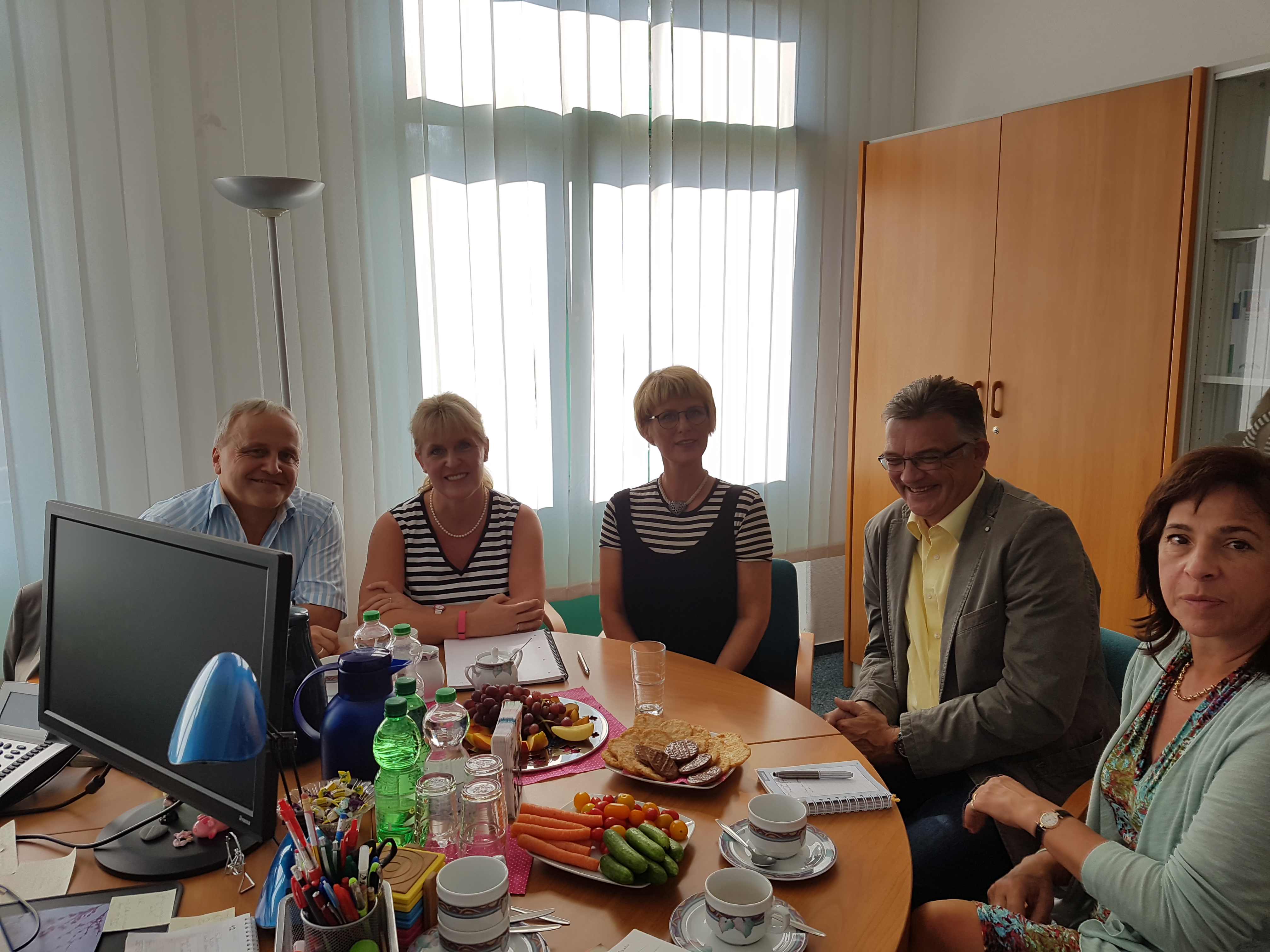 Schulrat Bernd Thiel, Schulleiterin Kristina Scheibe, Uwe Feiler MdB und Barbara Richstein MdL beim Gesprch in der Geschwister-Scholl-Grundschule (von links)