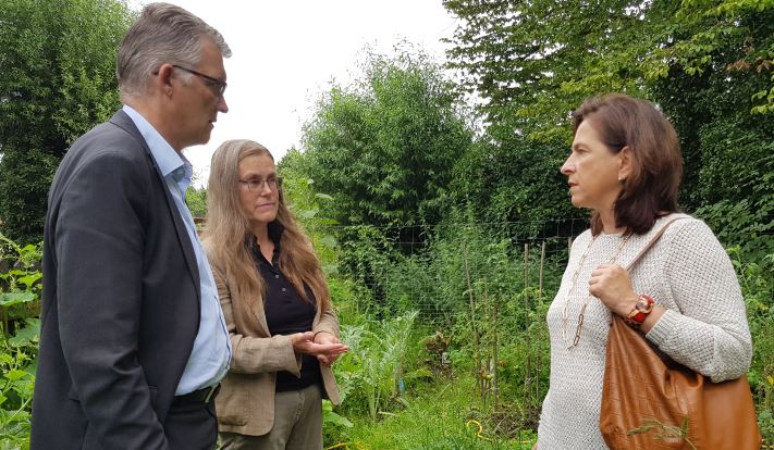 Dr. Ingeborg Schwenger-Holst (Mitte) stellt Uwe Feiler und Barbara Richstein ihr Konzept der regenerativen Landwirtschaft vor.